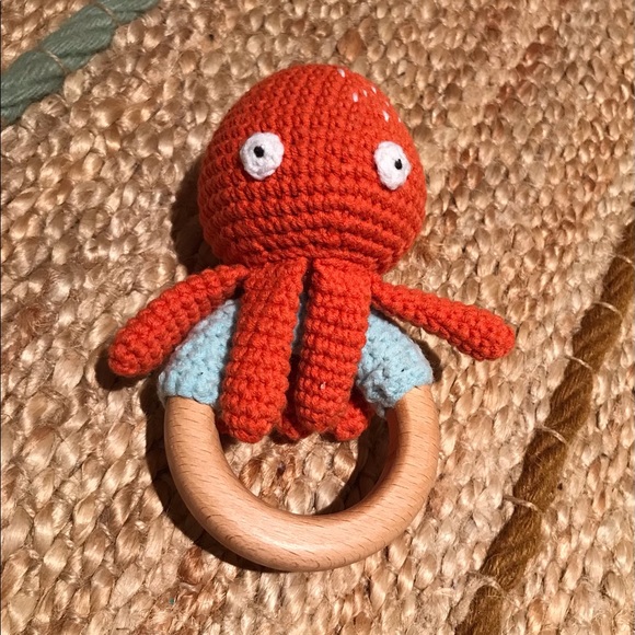 Knit and wood octopus rattle - Picture 2 of 4